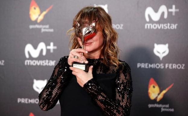 Imagen. La actriz Emma Suárez posa con el premio por su trabajo en 'La Zona',