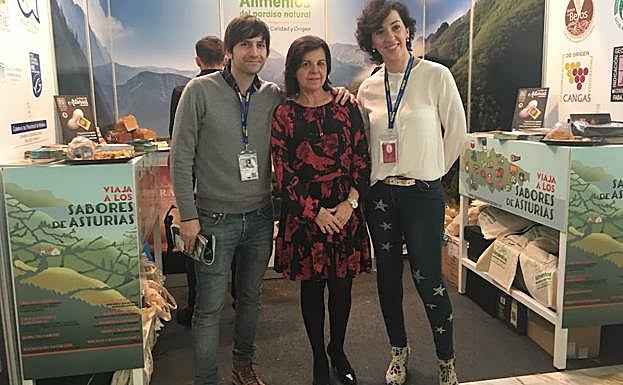 Los cocineros Sergio Bastard y Mari Paz Marlo junto a la consejera María Jesús Álvarez en el expositor de Asturias en Madrid Fusión.