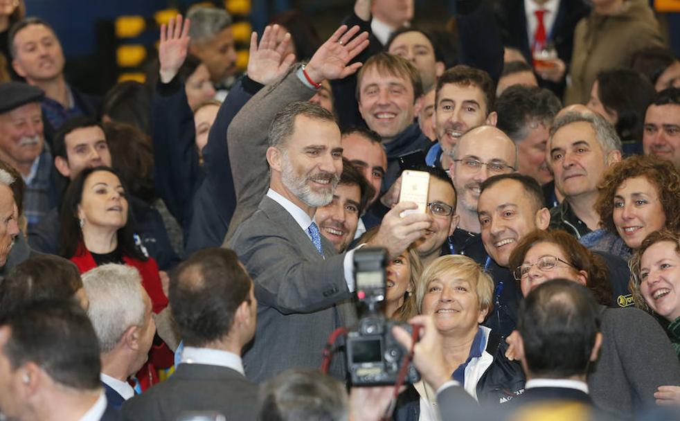 Don Felipe se hizo un 'selfie' con un grupo de empleados de la línea de yogures 