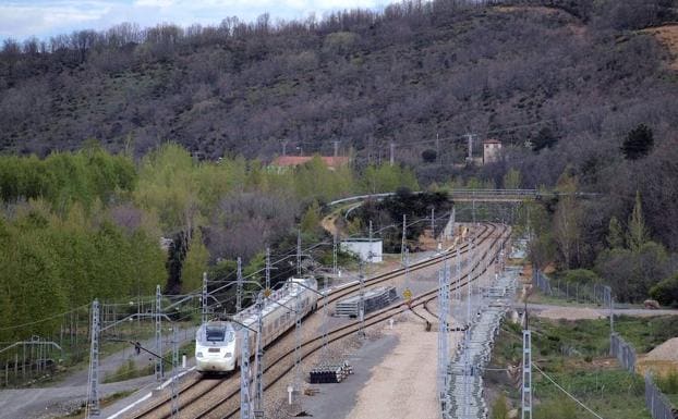 Un tren Alvia circula al lado de las vías de la Variante de Pajares en La Robla