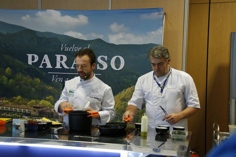 Nacho Manzano, Ricardo Sotres, José Antonio Campoviejo, Jaime Uz, Marcos Morán e Isaac Loya, seis cocineros con estrella Michelin de Asturias, se presentaron por parejas para preparar platos