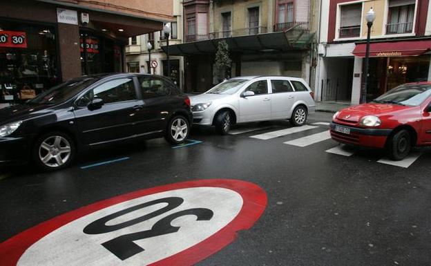 Una de las calles de Gijón con velocidad limitada a 30 kilómetros por hora.      