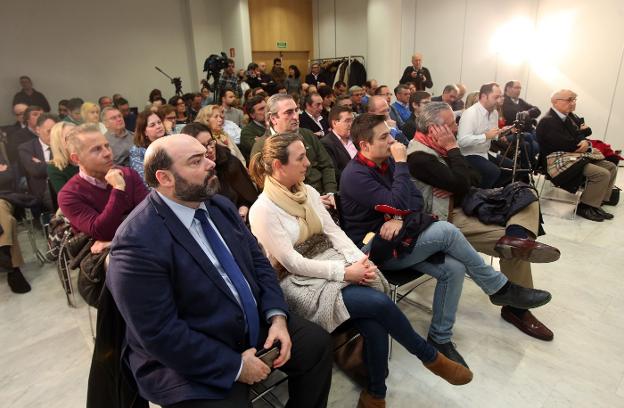 Agustín Iglesias Caunedo, Reyes Fernández Hurlé y Pedro de Rueda, en primera fila en el comité celebrado ayer en Oviedo. 
