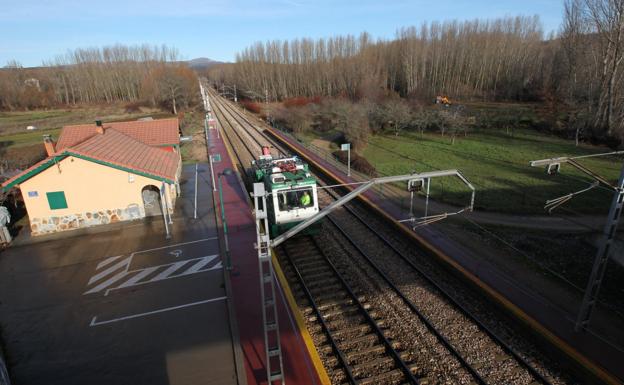 Una máquina de Adif revisa las vías del tramo León-La Robla.