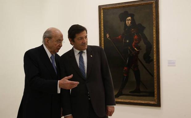 Plácido Arango y Javier Fernández charlan en la inauguración de la muestra.