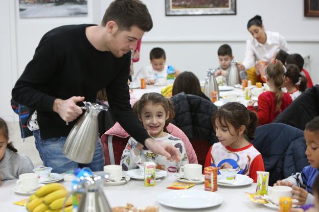 Servicio de desayuno a los más pequeños. 