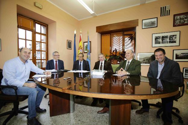 Álvaro Palacios, Manuel Gutiérrez, Fernando Lastra, Emilio García Longo, José María Pertierra y Juan Antonio Pérez ayer, en el Ayuntamiento de Parres, tras el encuentro. 