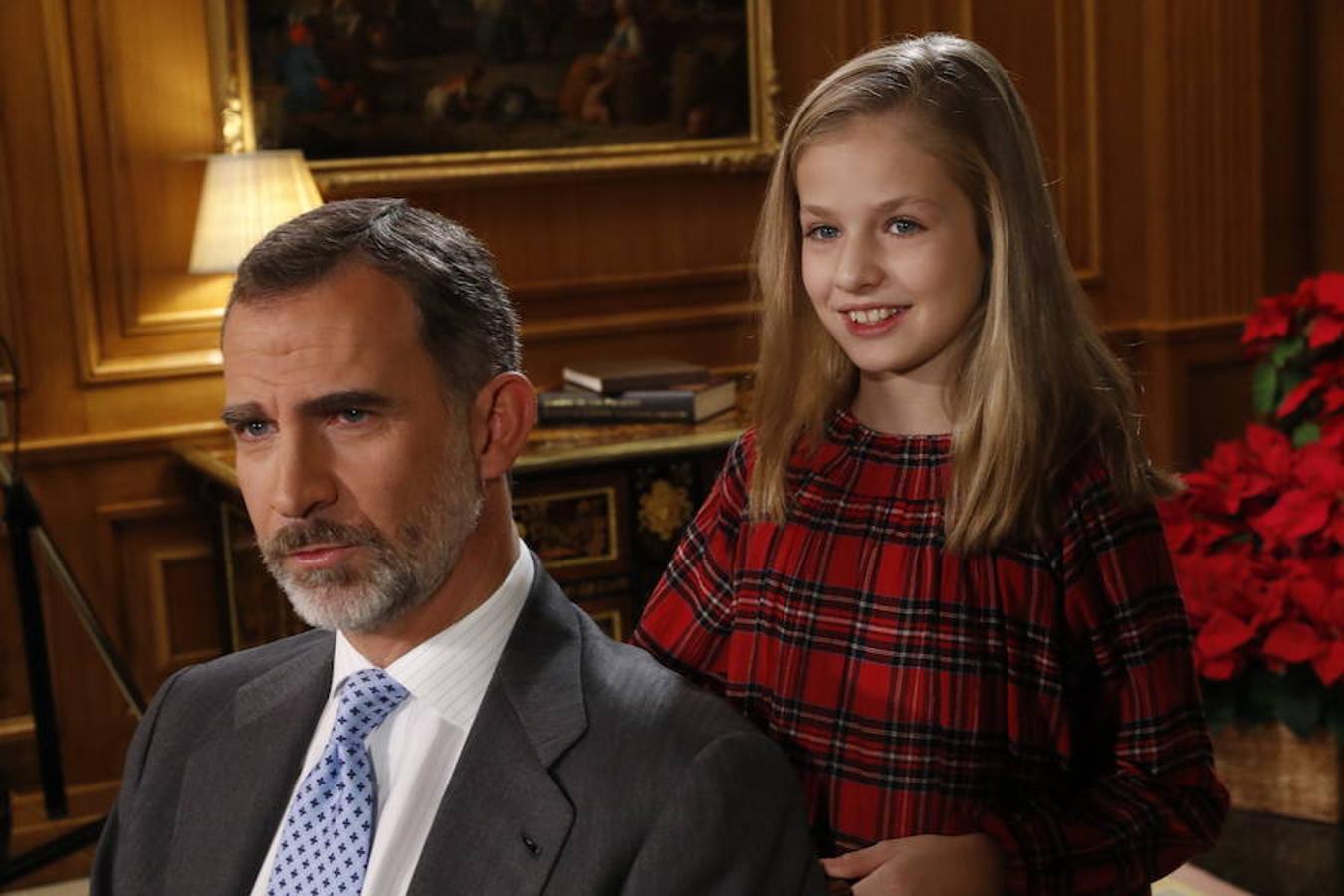Con motivo de su 50 cumpleaños, Felipe VI abre por primera vez las puertas de su residencia en el complejo del palacio de la Zarzuela para mostrar su día a día más familiar, junto a la Reina y sus hijas la Princesa Leonor y la infanta Sofía. 
