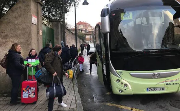 Alumnos del colegio La Asunción al llegar a Gijón, horas más tarde de lo previsto.