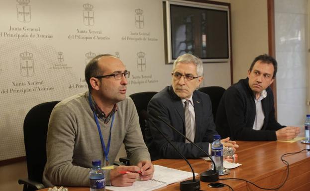 Representantes de CC OO e IU de Asturias durante la rueda de prensa sobre el futuro de las centrales térmicas