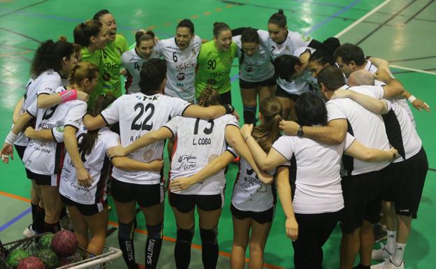 La plantilla del Mavi celebra una de sus victorias esta temporada en el Pabellón de La Arena.