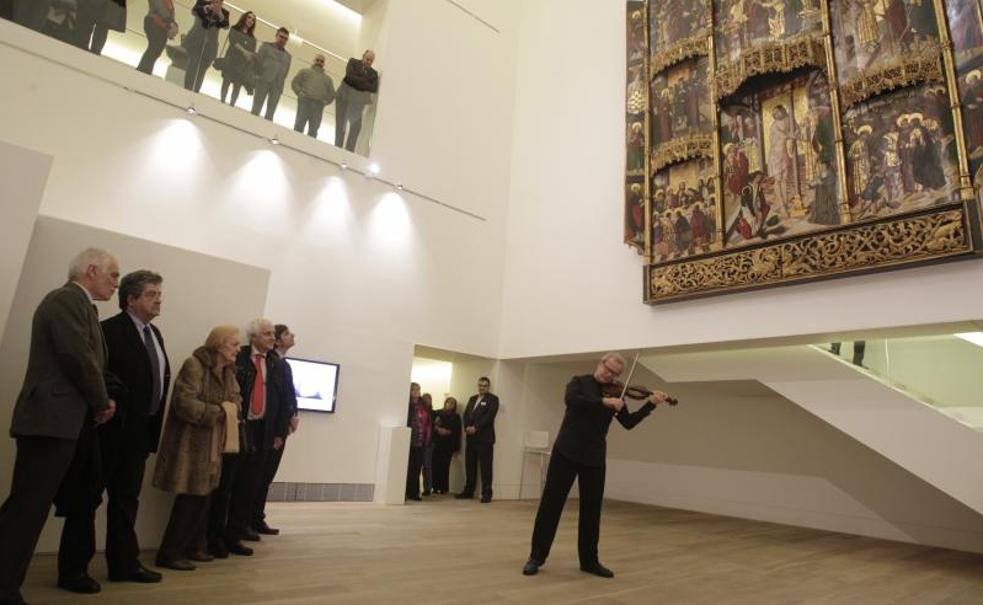 Música de violín ante el impresionante retablo.