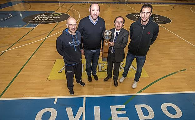 El técnico Carles Marco, Héctor Galán, Fernando Vilabella y el capitán Víctor Pérez. 
