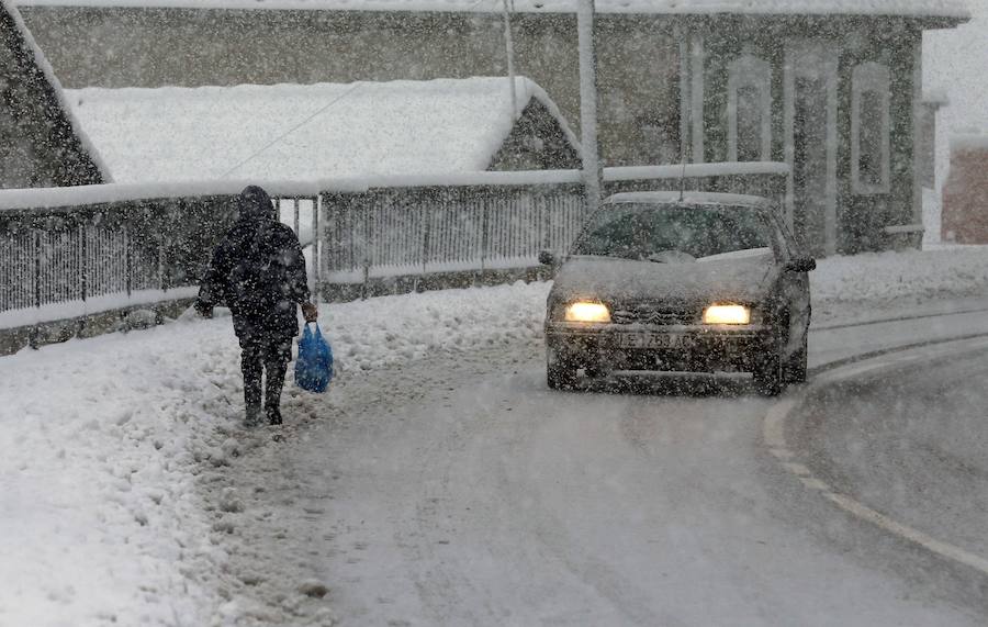 El invierno ha vuelto para quedarse en Asturias. La región se encuentra en alerta por nevadas, que mantienen Pajares cerrado para camiones y son obligatorias las cadenas en varios puertos de montaña