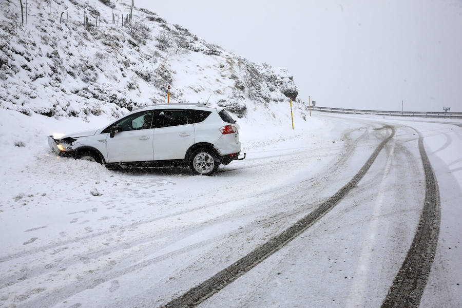 El invierno ha vuelto para quedarse en Asturias. La región se encuentra en alerta por nevadas, que mantienen Pajares cerrado para camiones y son obligatorias las cadenas en varios puertos de montaña