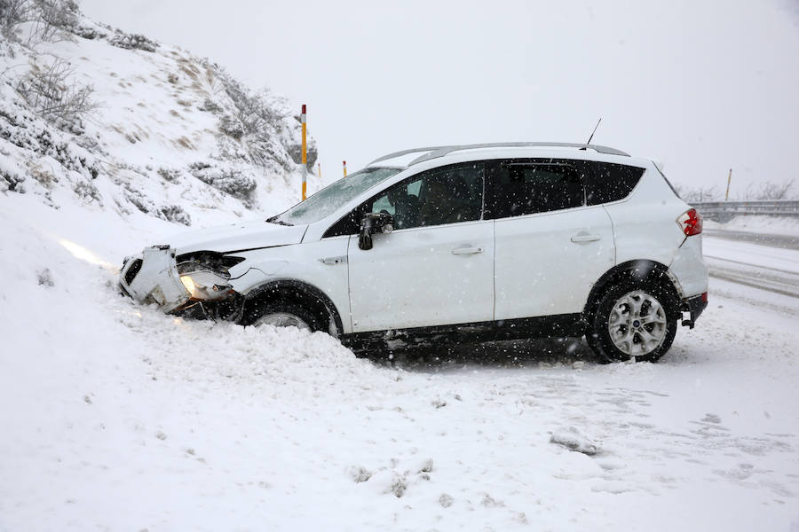 El invierno ha vuelto para quedarse en Asturias. La región se encuentra en alerta por nevadas, que mantienen Pajares cerrado para camiones y son obligatorias las cadenas en varios puertos de montaña