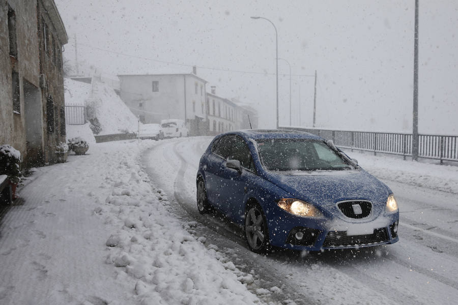 El invierno ha vuelto para quedarse en Asturias. La región se encuentra en alerta por nevadas, que mantienen Pajares cerrado para camiones y son obligatorias las cadenas en varios puertos de montaña