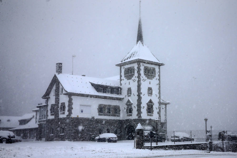 El invierno ha vuelto para quedarse en Asturias. La región se encuentra en alerta por nevadas, que mantienen Pajares cerrado para camiones y son obligatorias las cadenas en varios puertos de montaña