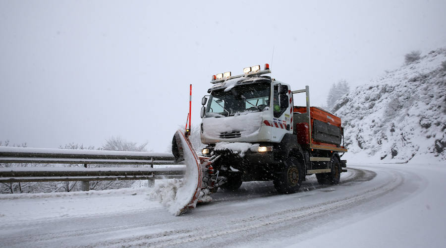 El invierno ha vuelto para quedarse en Asturias. La región se encuentra en alerta por nevadas, que mantienen Pajares cerrado para camiones y son obligatorias las cadenas en varios puertos de montaña