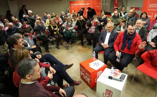 Rafael Simancas y Adrián Barbón, de frente, al inicio de la asamblea sobre pensiones que el PSOE organizó ayer en su sede de Gijón.