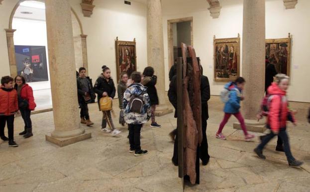 Imagen. Un grupo de escolares visitando la colección.