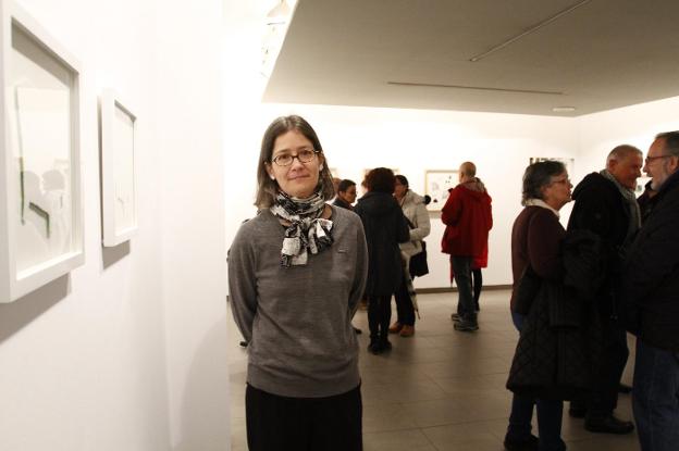 Fernanda Álvarez posa junto a su obra 