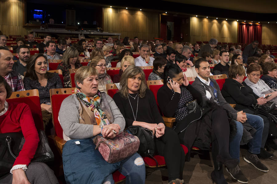 Javier Labandón puso a bailar al Teatro de la Laboral con 'Músico de guardia' y sus éxitos