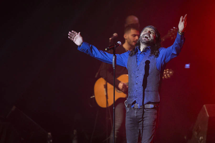 Javier Labandón puso a bailar al Teatro de la Laboral con 'Músico de guardia' y sus éxitos