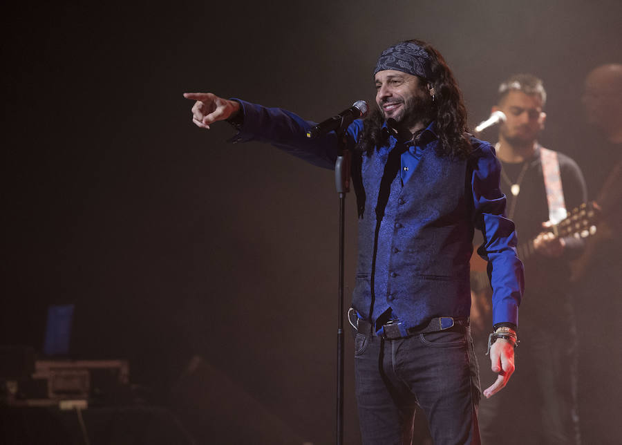 Javier Labandón puso a bailar al Teatro de la Laboral con 'Músico de guardia' y sus éxitos