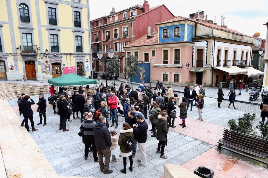 Un nutrido grupo de personas ha asistido en la plaza del Lavaderu a la presentación del plan de usos para Tabacalera, en el que se recogen más de dos años de propuestas de distintos colectivos.