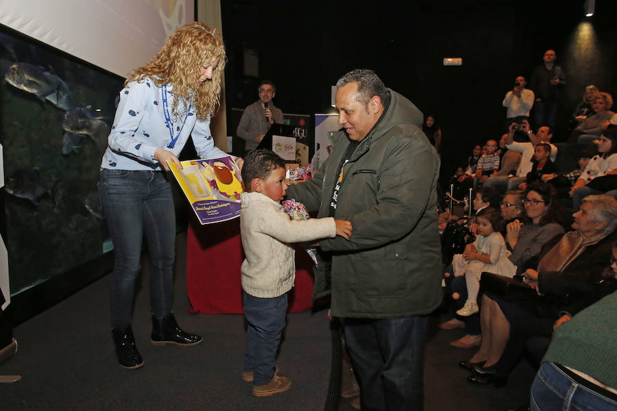 La Asociación Cultural Garabuxada fue la encargada de entregar a los casi medio centenar de colegios, instituciones y particulares estas distinciones que reconocen la labor desarrollada durante 2017 en la promoción y difusión de esta figura navideña