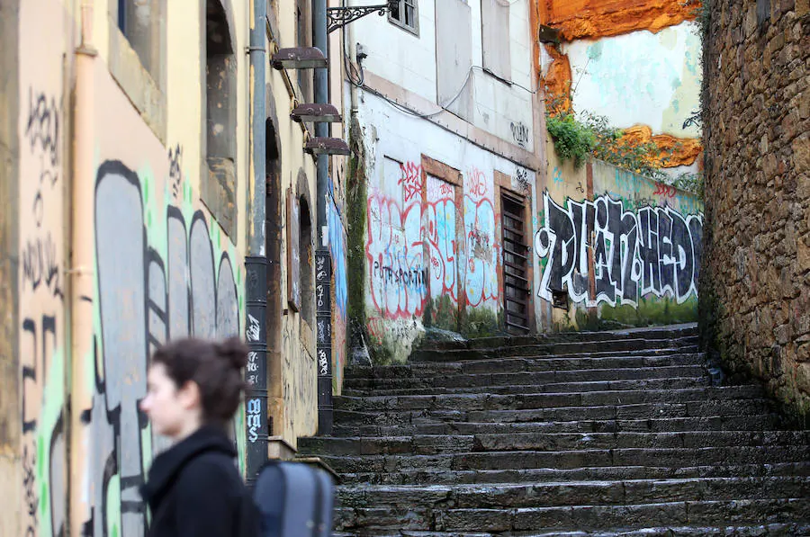 Pintadas, solares abandonados y maleza convergen en la zona más turística