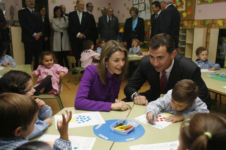 El Rey cumple 50 años en los que ha mantenido una estrecha relación con el Principado acrecentada por su matrimonio con doña Letizia