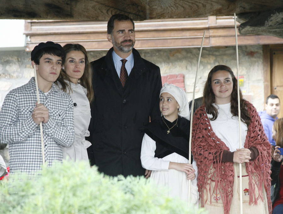 El Rey cumple 50 años en los que ha mantenido una estrecha relación con el Principado acrecentada por su matrimonio con doña Letizia