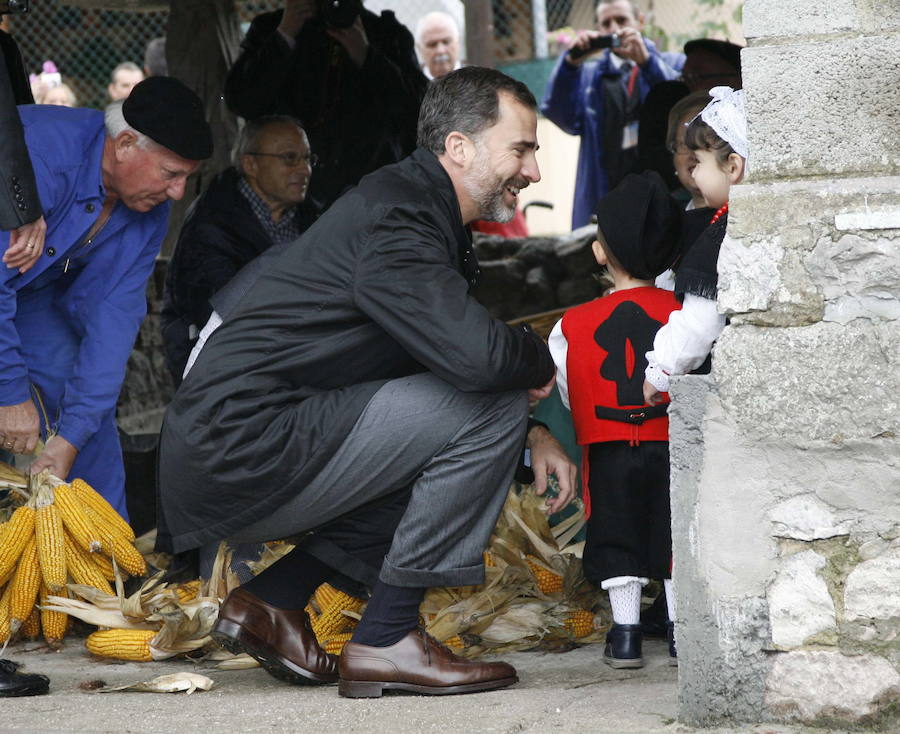 El Rey cumple 50 años en los que ha mantenido una estrecha relación con el Principado acrecentada por su matrimonio con doña Letizia