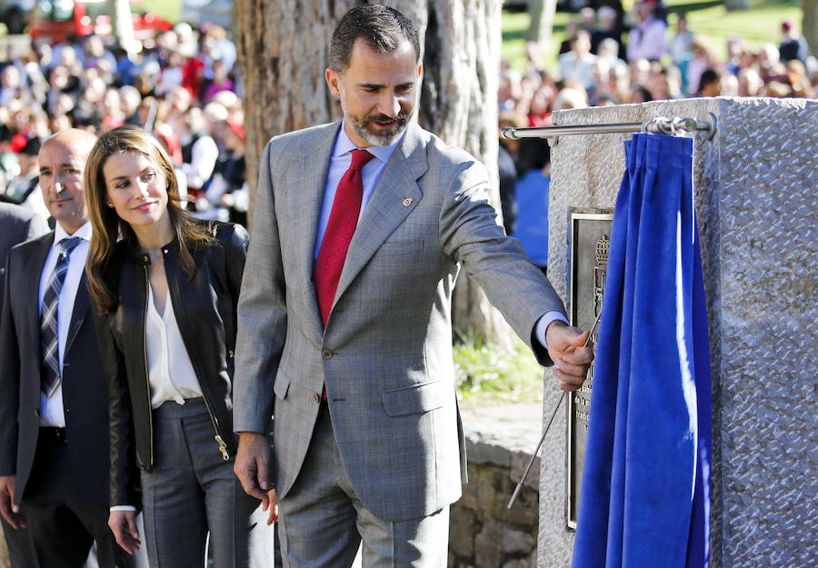 El Rey cumple 50 años en los que ha mantenido una estrecha relación con el Principado acrecentada por su matrimonio con doña Letizia