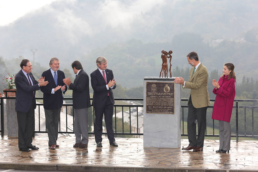 El Rey cumple 50 años en los que ha mantenido una estrecha relación con el Principado acrecentada por su matrimonio con doña Letizia