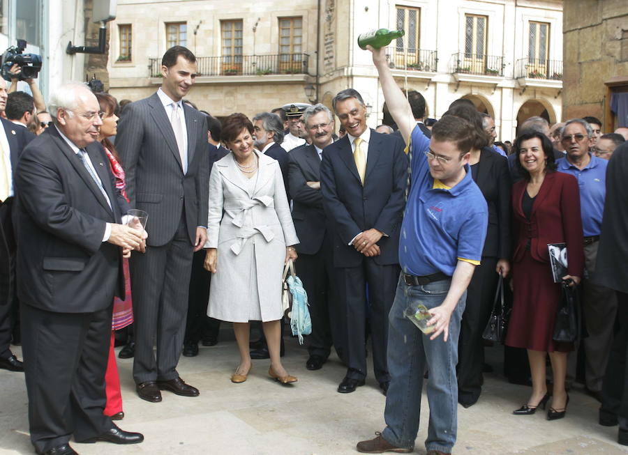 El Rey cumple 50 años en los que ha mantenido una estrecha relación con el Principado acrecentada por su matrimonio con doña Letizia