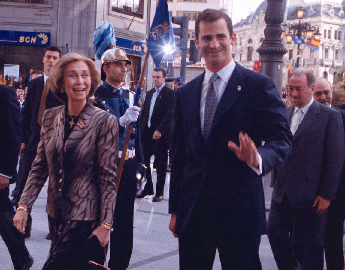 El Rey cumple 50 años en los que ha mantenido una estrecha relación con el Principado acrecentada por su matrimonio con doña Letizia