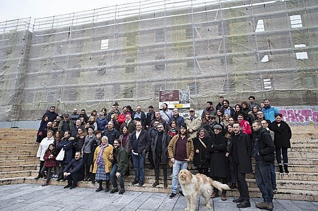 Colectivos ciudadanos, culturales y políticos posan en la plaza de Arturo Arias, ante la fachada de Tabacalera, tras la presentación de su plan de usos para el edificio. 