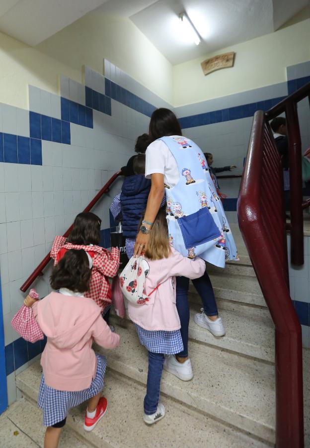 Un grupo de niños accede a un colegio avilesino en el inicio del presente curso escolar. 
