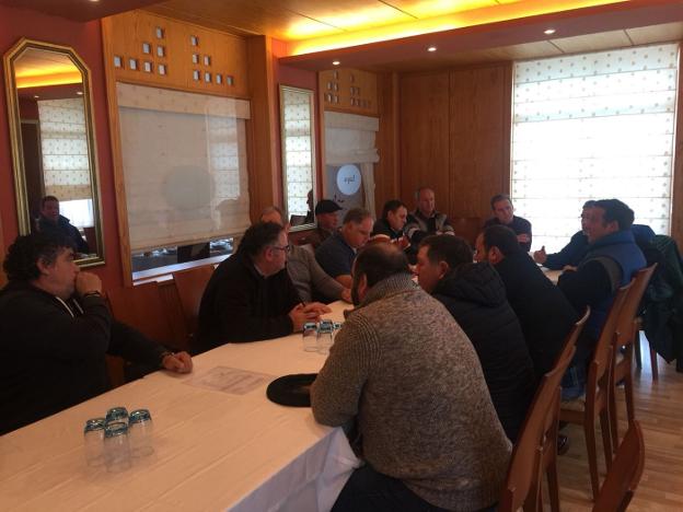 Reunión de pescadores celebrada ayer en un restaurante de Cudillero. 
