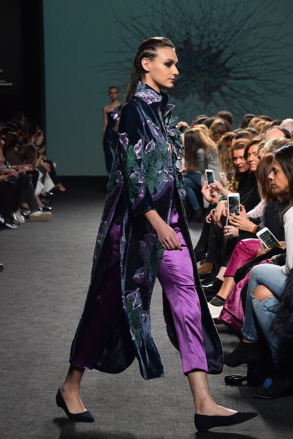 Marcos Luengo y Miguel Marinero presentaron sus nuevas colecciones en la última jornada de la Fashion Week Madrid. En los diseños del modisto asturiano, de clara inspiración oriental, fueron dominantes los tonos rojos, verdes y naranjas, así como la napa, la lana y el terciopelo bordados. El peletero madrileño presentó 'Elementos' junto a su hijo Nicolás. Los colores de la naturaleza, lilas, ocres y verdes fueron imperantes, así como las crepes y el punto. 