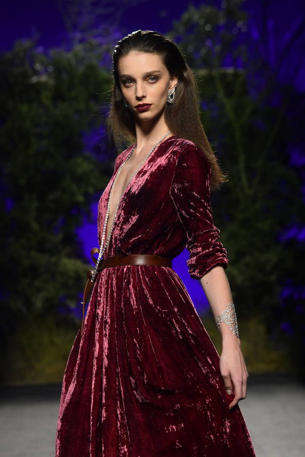 Marcos Luengo y Miguel Marinero presentaron sus nuevas colecciones en la última jornada de la Fashion Week Madrid. En los diseños del modisto asturiano, de clara inspiración oriental, fueron dominantes los tonos rojos, verdes y naranjas, así como la napa, la lana y el terciopelo bordados. El peletero madrileño presentó 'Elementos' junto a su hijo Nicolás. Los colores de la naturaleza, lilas, ocres y verdes fueron imperantes, así como las crepes y el punto. 