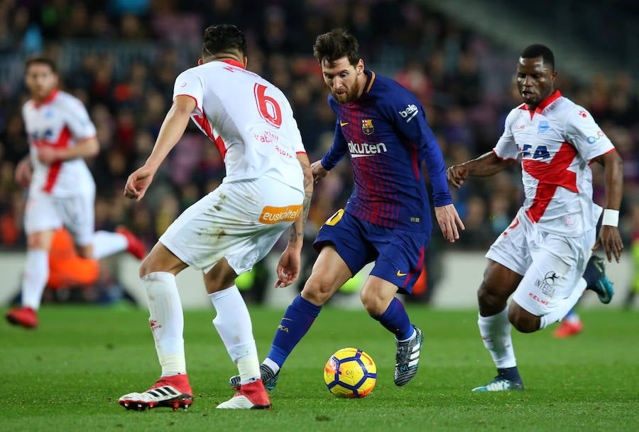 El líder remontó un gol del Alavés con goles de Luis Suárez y Messi, pero el árbitro se equivocó en dos jugadas clave a favor de los locales.