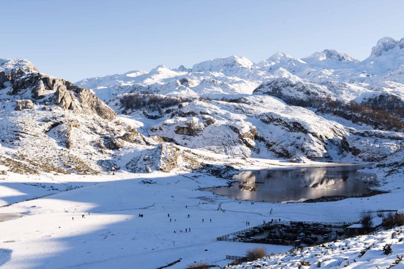 El sol de este domingo ha animado la asistencia a los Lagos de Covadonga, que se muestran cubiertos de blanco. Grandes y pequeños han disfrutado de la nieve y no han dudado en fotografiarse en el bello paraje.