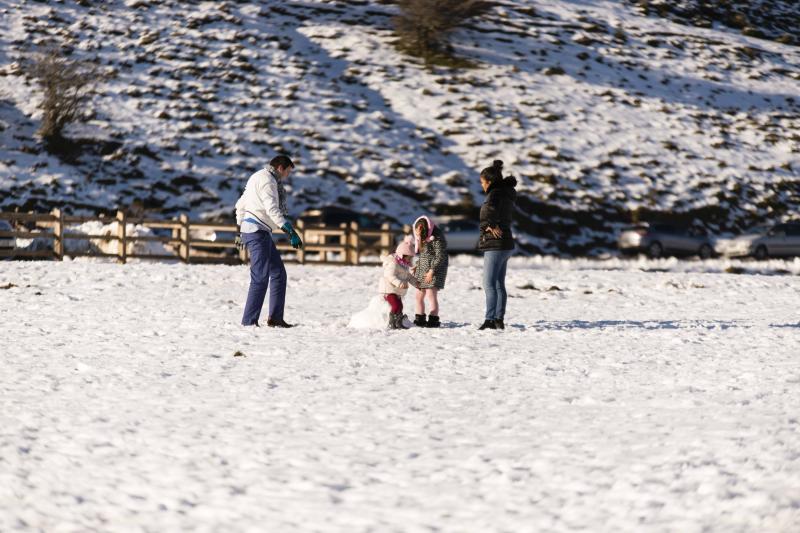 El sol de este domingo ha animado la asistencia a los Lagos de Covadonga, que se muestran cubiertos de blanco. Grandes y pequeños han disfrutado de la nieve y no han dudado en fotografiarse en el bello paraje.
