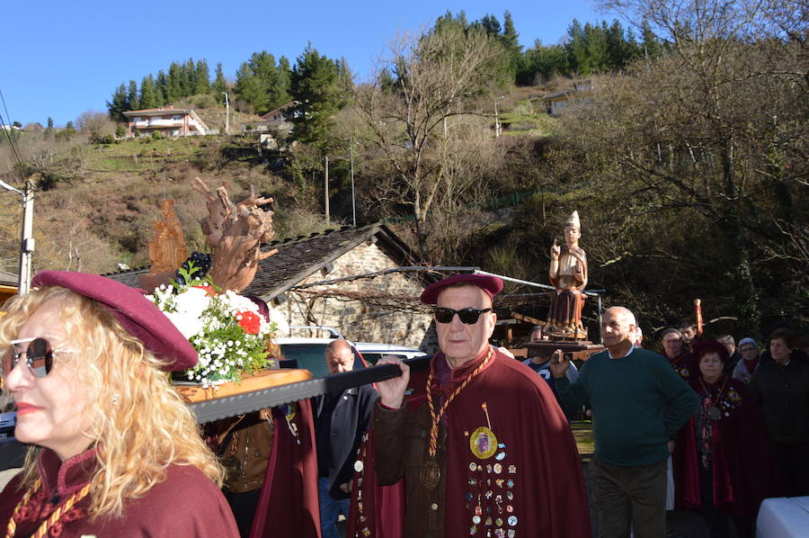 El barrio bodeguero por excelencia de Cangas del Narcea celebra las fiestas de Santiso con el vino como protagonista. La cita, que marca el inicio del calendario festivo del concejo, sirve también para catar los primeros caldos de la última vendimia. 