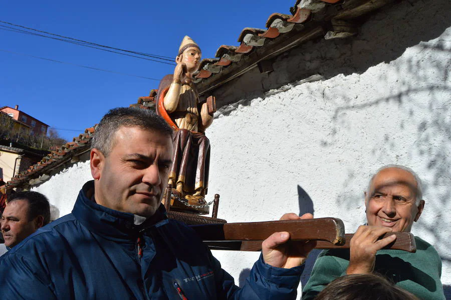 El barrio bodeguero por excelencia de Cangas del Narcea celebra las fiestas de Santiso con el vino como protagonista. La cita, que marca el inicio del calendario festivo del concejo, sirve también para catar los primeros caldos de la última vendimia. 