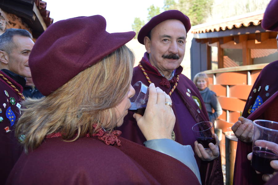 El barrio bodeguero por excelencia de Cangas del Narcea celebra las fiestas de Santiso con el vino como protagonista. La cita, que marca el inicio del calendario festivo del concejo, sirve también para catar los primeros caldos de la última vendimia. 